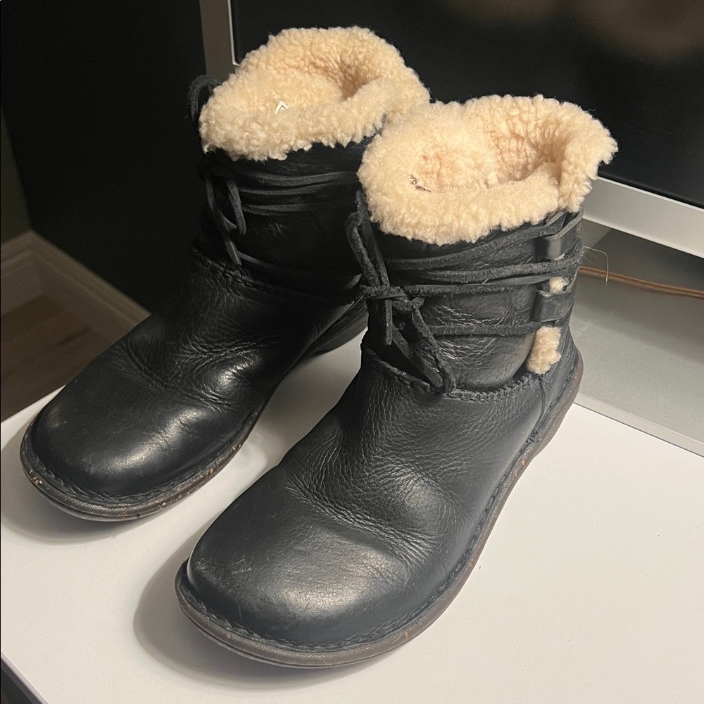 🛑 1 hour sale. UGG, Black Leather Winter Boots with Cream Shearling - Picture 3 of 10